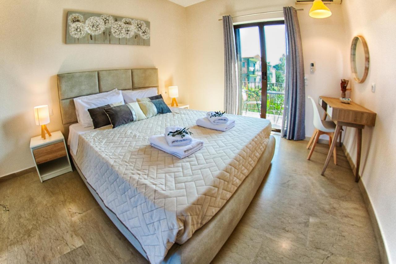 Costas Apartments Mesongí Buitenkant foto