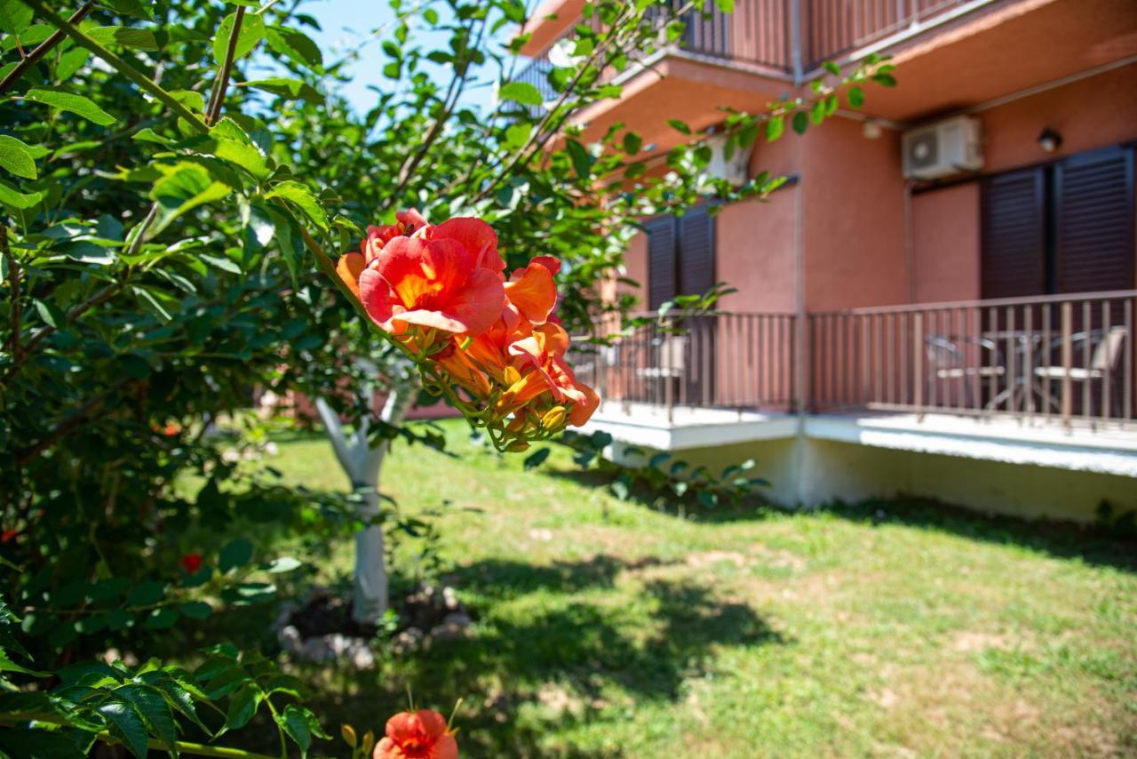Costas Apartments Mesongí Buitenkant foto